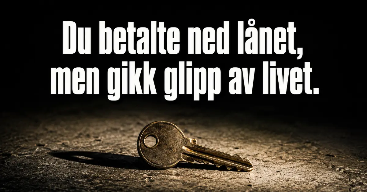 En nøkkel ligger på et bord ved siden av en husmodell og en kalkulator