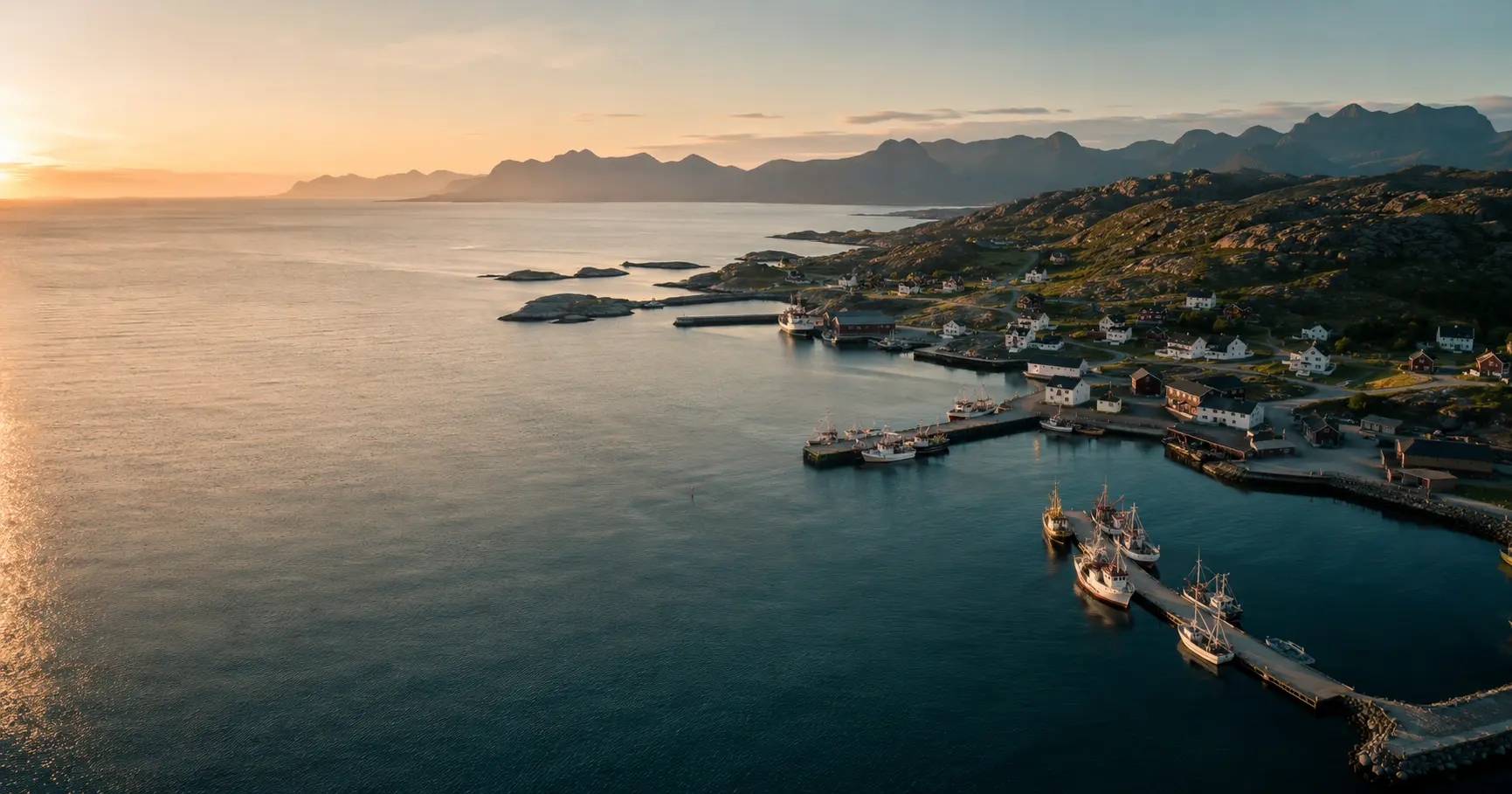Kystlinje med fiskebåt, hav i bakgrunnen